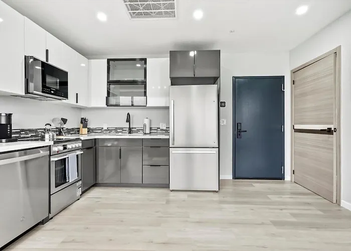 Modern Two Bedroom With Views Aparthotel